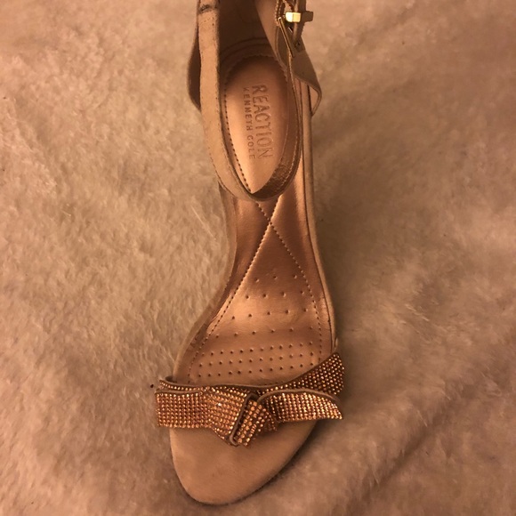 Beige suede heel with gold bow - Picture 2 of 2
